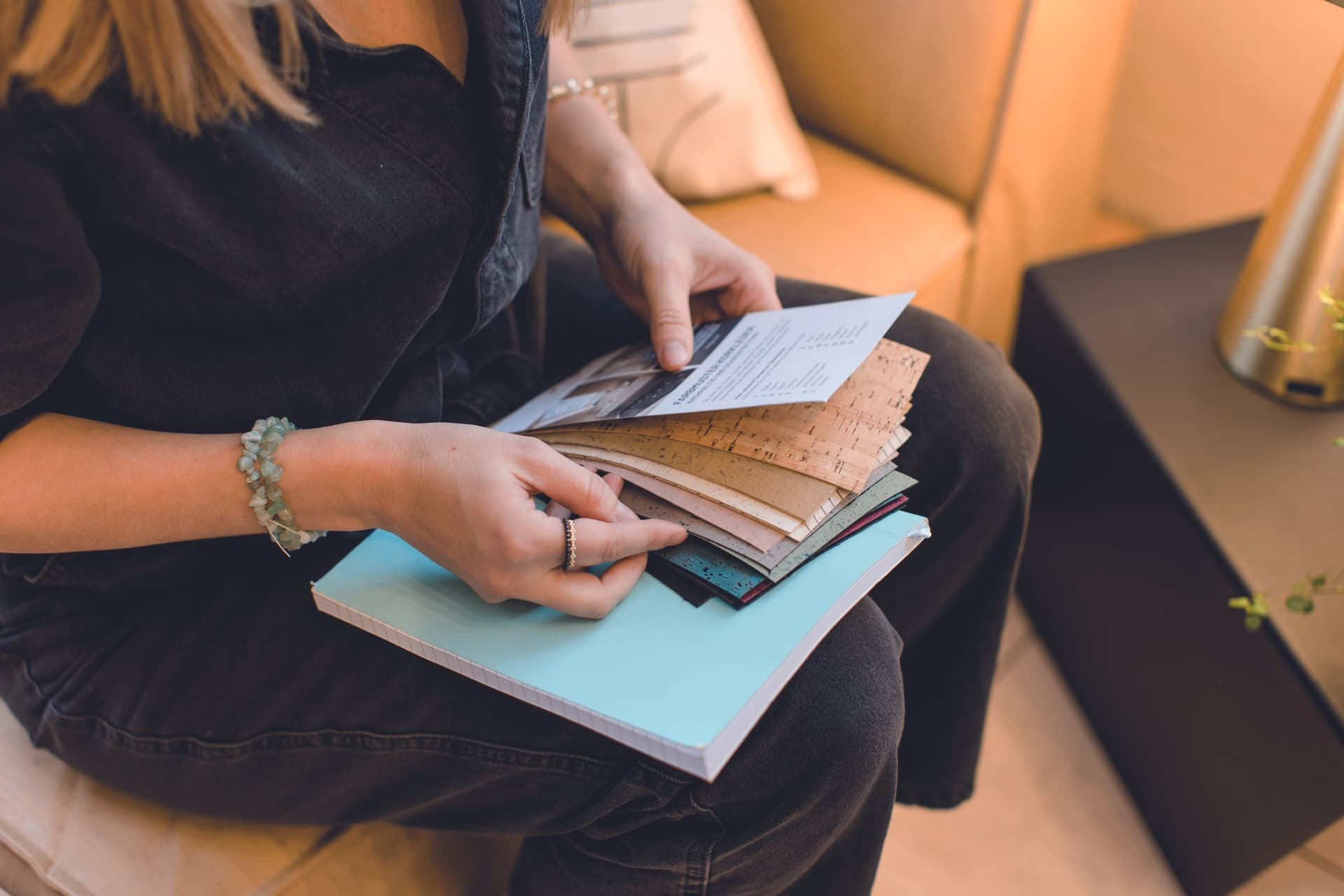 Materialproben in den Händen